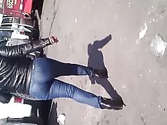 Starsze w obcisłe dżinsy